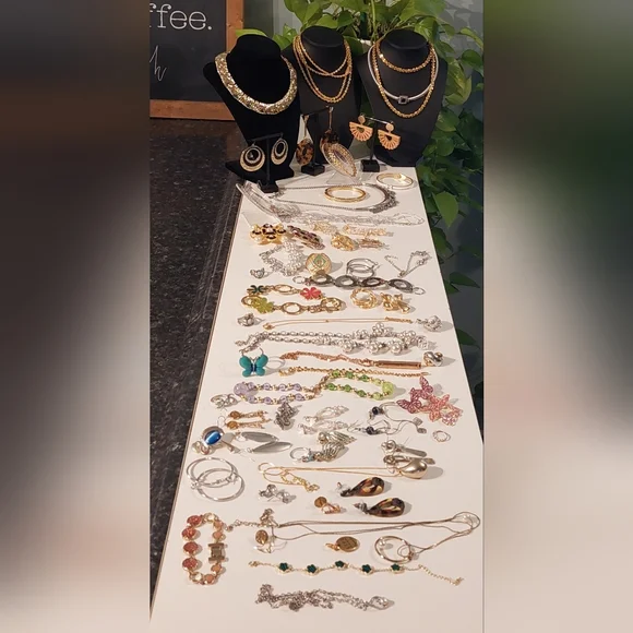 Elegant Gold and Silver Tone Jewelry Set - Picture 6 of 9